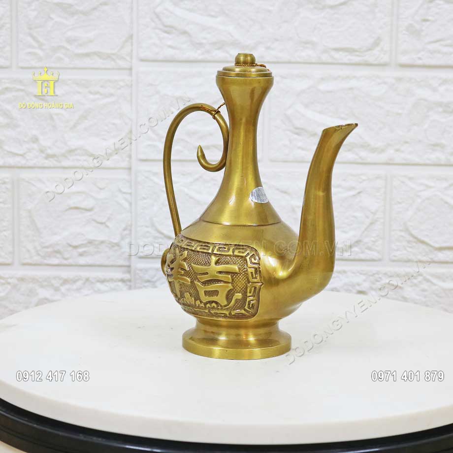 Ấm đựng rượu bằng đồng được chế t&aacute;c theo phương ph&aacute;p đ&uacute;c thủ c&ocirc;ng truyền thống